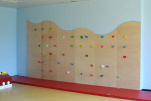 Kletterwand mit Fallschutzmatten